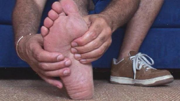 Hur kan man hantera med fot kramper. Sätt hela din kroppsvikt på framsidan av smärtsamma foten så fort du känner att det börjar göra ont.