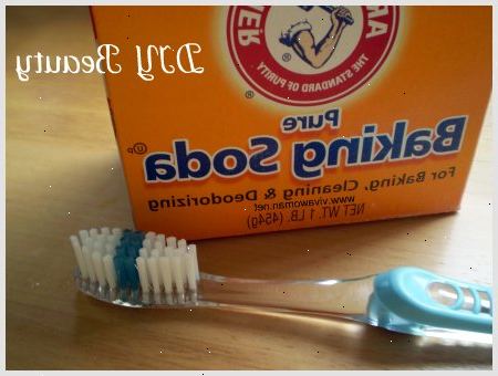 Hur att bleka tänderna med bakpulver. Blöt din tandborste med lite vatten och doppa den i bakpulver.