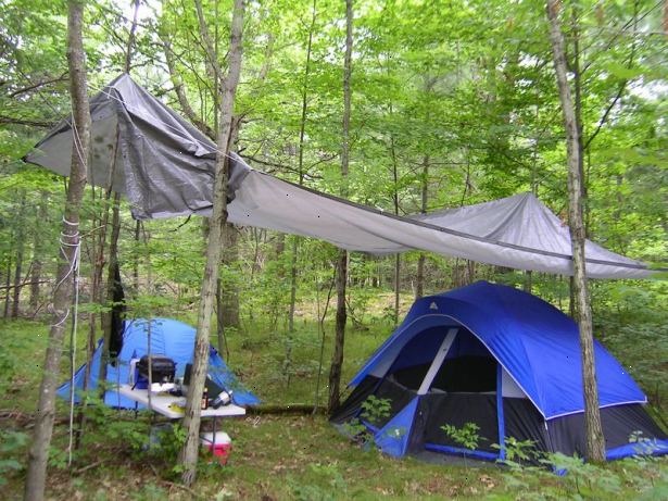 Hur man läger i regnet. Tänk på din semester, resa eller expedition plats.