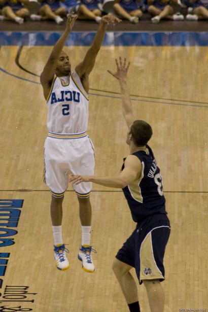 Hur man blir en bättre basket shooter. Minns BIFF (balans, ögon, armbåge, fullfölj) vid inspelning av basket och "lägga handen i kakburken" för att hjälpa dig titta på din fullfölj för att öka noggrannheten.