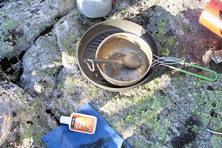 Hur man rengör rätter på en campingtur. Smeta ett tunt lager av biologiskt nedbrytbart tvål på utsidan av din före tillagning.