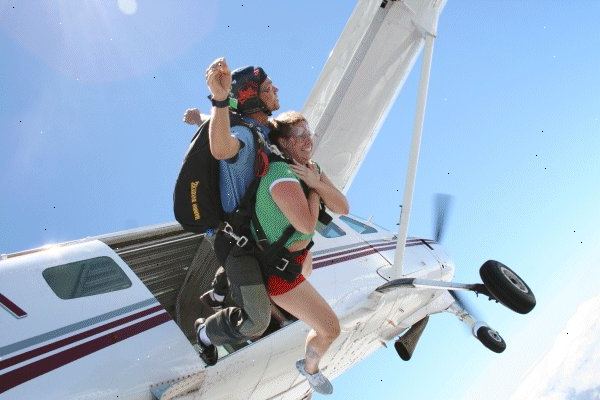 Hur att hoppa fallskärm för första gången. Ring släppområdet och be om deras timmar och schemalägga ett skydive.