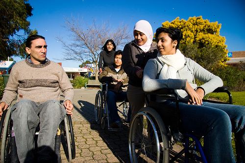 Hur att interagera med en person som använder rullstol. Undvik antaganden om en persons fysiska förmågor.