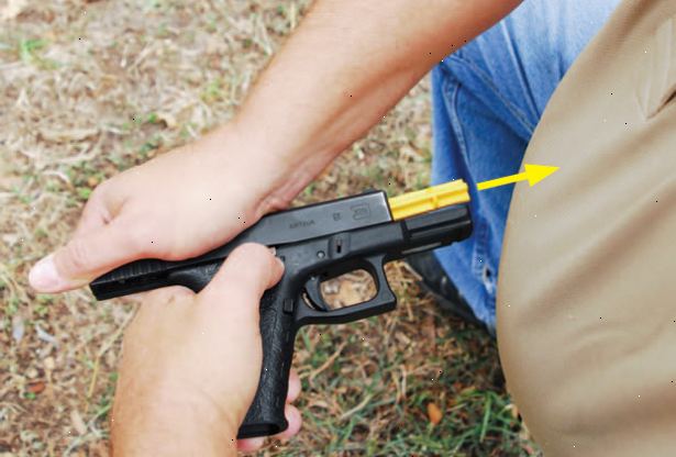 Hur man hanterar ett skjutvapen på ett säkert sätt. Alltid hålla nosen pekade i en säker riktning.