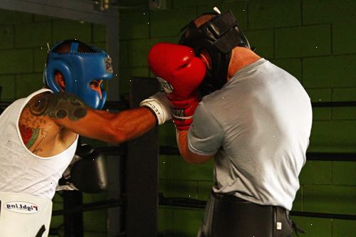 Hur man kasta en vänster krok i boxning. Stå i din vanliga boxning hållning.