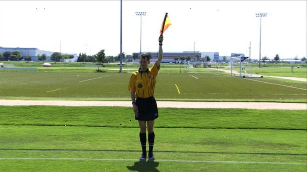 Hur man förstå fotboll signaler assisterande domare. Titta på flaggan upp.
