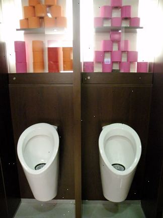 Hur man sanera en offentlig toalett. Använd toalettpapper att torka av stolen ren.